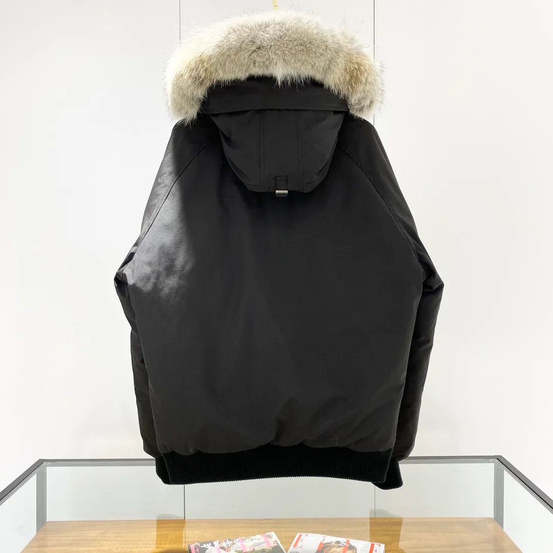 P760 Canada goose/Canada Goose 01 Couple Expedition Parka Down Jacket, authentic original version, you need to compare with the original to check it out at any time, all accessories are customized from the original factory 💯The softness and hardness of the fabric is compared with the original, and it can be restored by kneading at will (fabric misunderstanding: Fabrics with high hardness are not waterproof. Only when you buy the latest authentic version this year will you notice the softness and comfort of the fabric) 💯The down is synchronized with the authentic white duck down, fluffy and not lumpy. Electronically controlled velvet filling machine 💯Customized zippers with authentic YKK military-grade copper core zipper pullers, high hardness and no jamming 💯The fur collar is purchased from Western Canada coyote skin original customization 💯All workmanship and wiring are controlled by workers with more than ten years of experience. They must be horizontal and vertical, and are not allowed to twist. The inner wiring density is more sophisticated. Feel free to compare 💯Big goose label Collar label Washed label Hangtag Zipper cord Pocket label Back label, collar velvet, Velcro fasteners, cuffs, all details are updated simultaneously with genuine products. The best version, the most complete color matching, all kinds of battle products. Color: off-white, black, charcoal gray, navy blue, red, blue. Size: XS-XXL